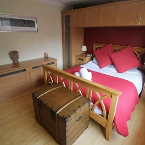 Holiday home Large 4 Bedroom Family 2 Mins From Junction 32